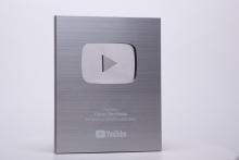 Srebrny przycisk YouTube za przyrodę i lasy w języku angielskim.