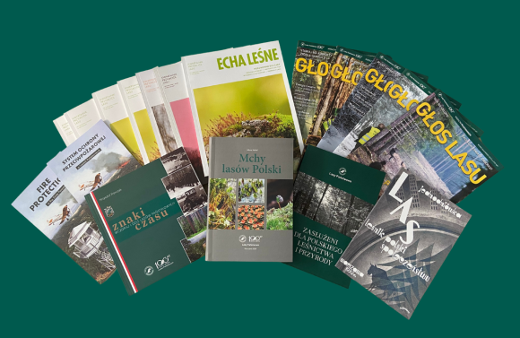Zdjęcie przedstawia czasopisma, publikacje i ulotkę opracowane przez Zespół Publikacji Leśnych